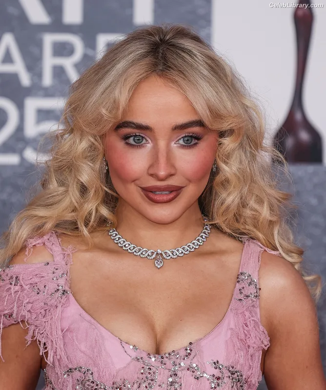 Sabrina Carpenter photo 10 of 6403