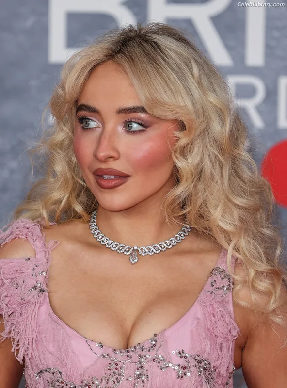Sabrina Carpenter photo 12 of 6403