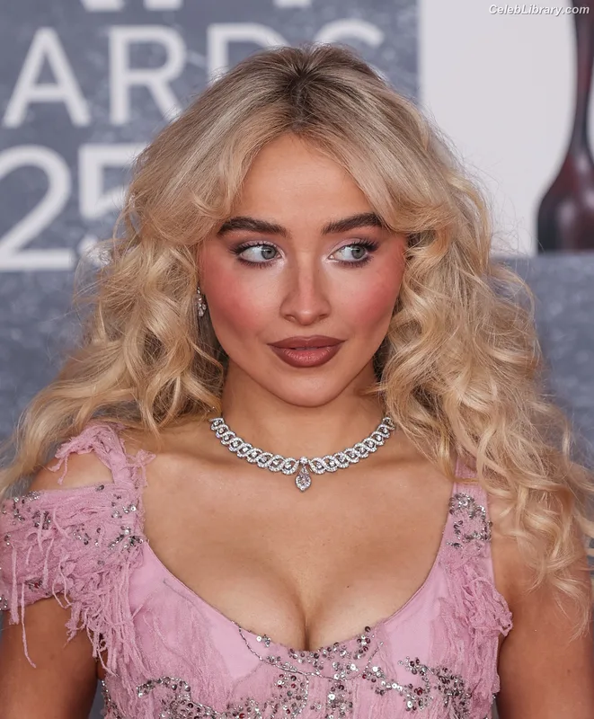 Sabrina Carpenter photo 14 of 6403