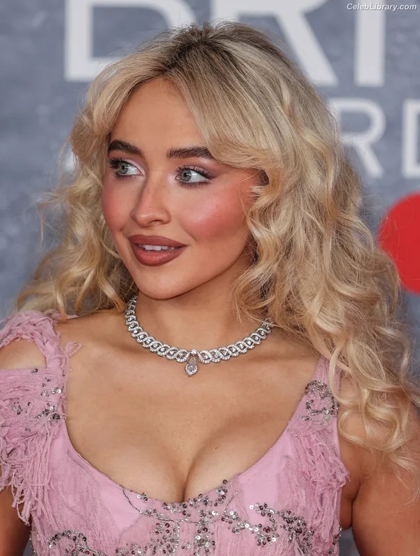 Sabrina Carpenter photo 19 of 6403