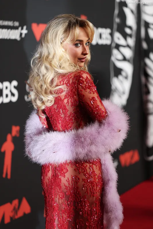 Sabrina Carpenter photo 4 of 6403