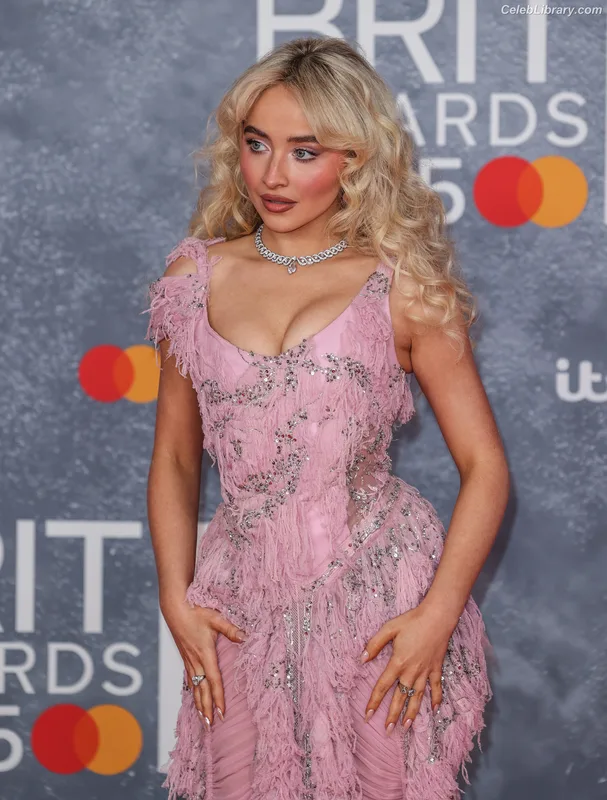Sabrina Carpenter photo 8 of 6403