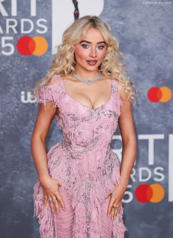 Sabrina Carpenter photo 9 of 6403
