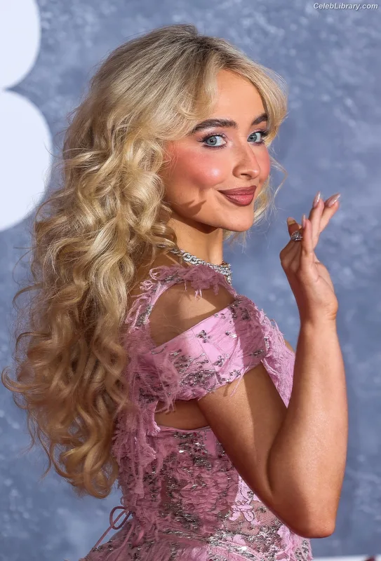 Sabrina Carpenter photo 22 of 6403