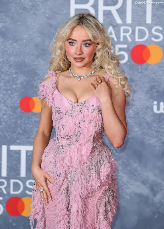 Sabrina Carpenter photo 2 of 6403