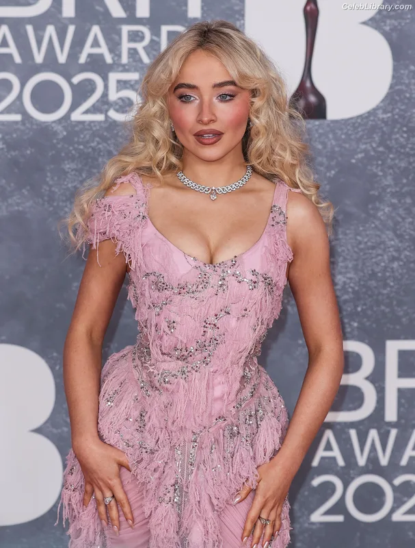 Sabrina Carpenter photo 8 of 6403