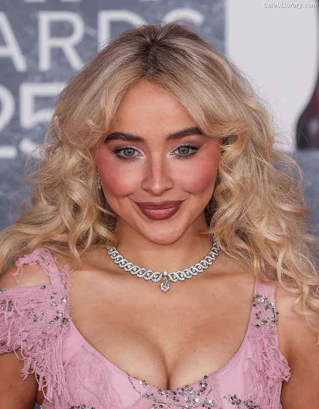 Sabrina Carpenter photo 2 of 6403