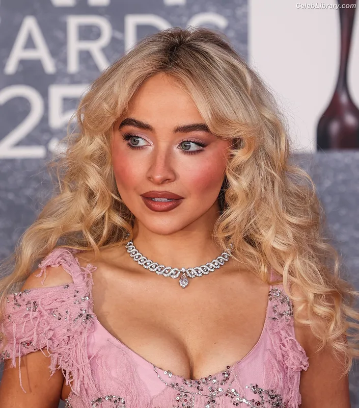Sabrina Carpenter photo 4 of 6403