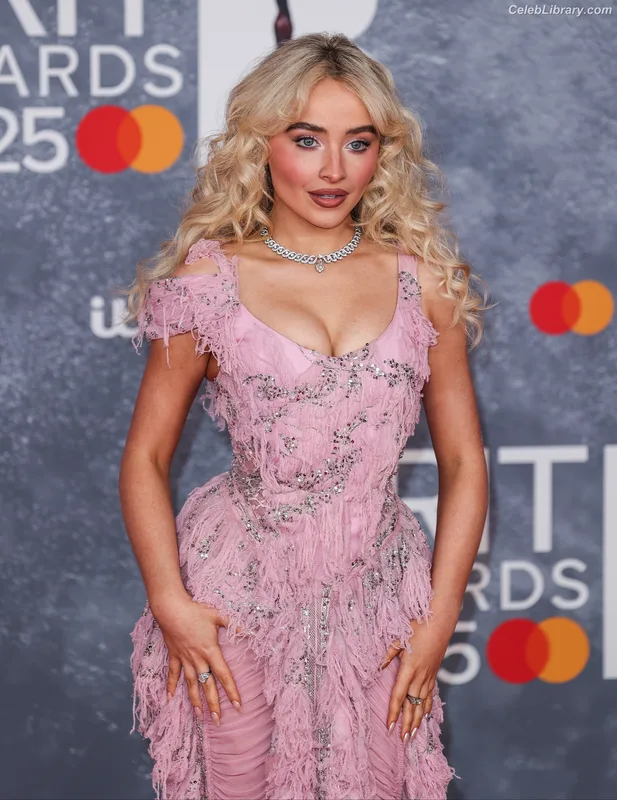 Sabrina Carpenter photo 10 of 6403