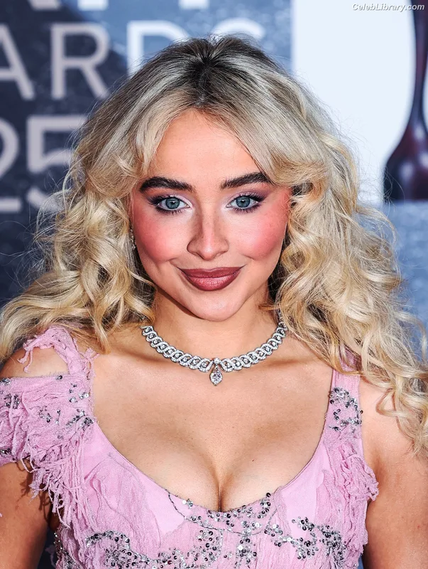 Sabrina Carpenter photo 11 of 6403
