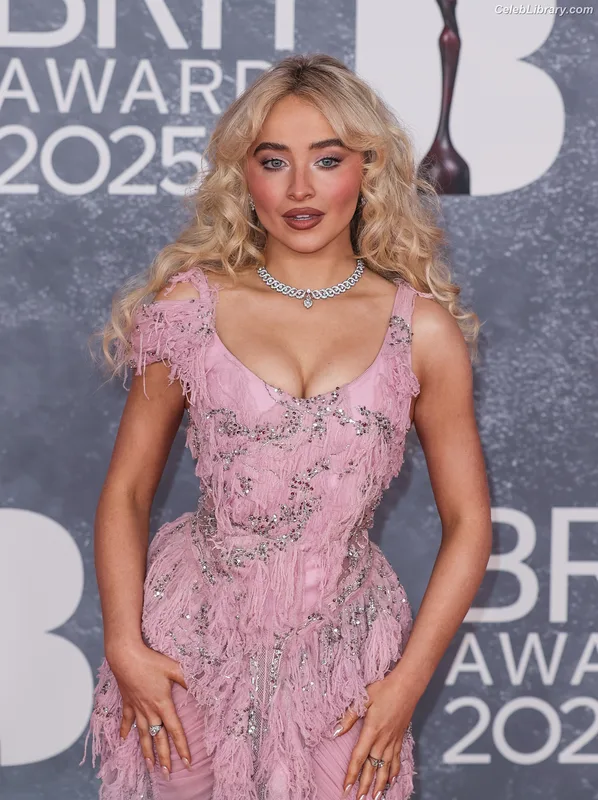 Sabrina Carpenter photo 12 of 6403