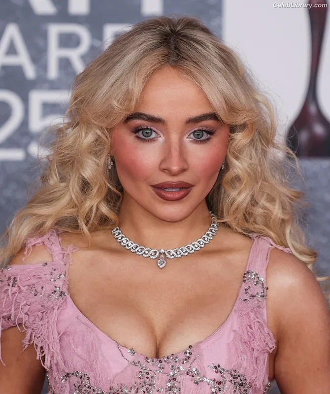 Sabrina Carpenter photo 14 of 6403