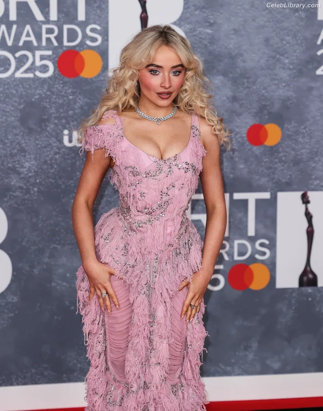 Sabrina Carpenter photo 21 of 6403