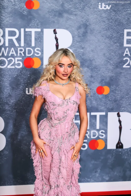 Sabrina Carpenter photo 2 of 6403
