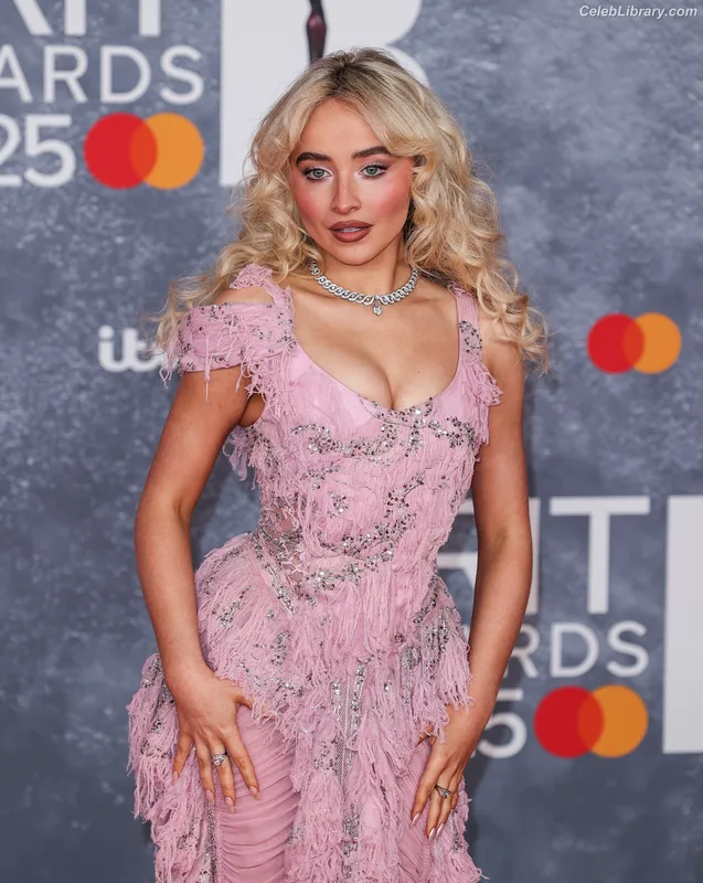 Sabrina Carpenter photo 10 of 6403