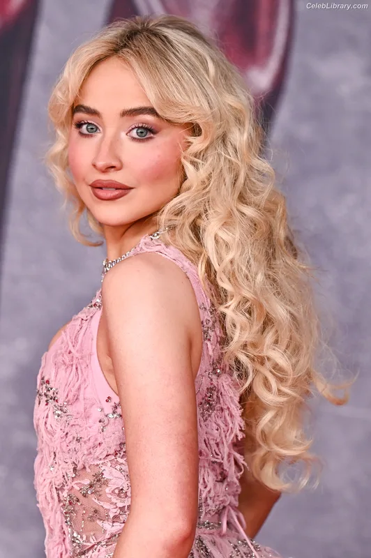 Sabrina Carpenter photo 16 of 6403