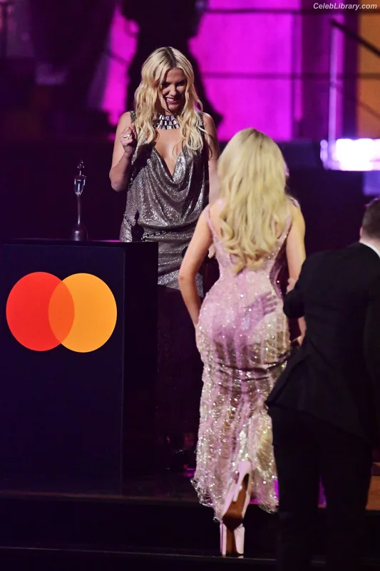 Sabrina Carpenter photo 7 of 6403
