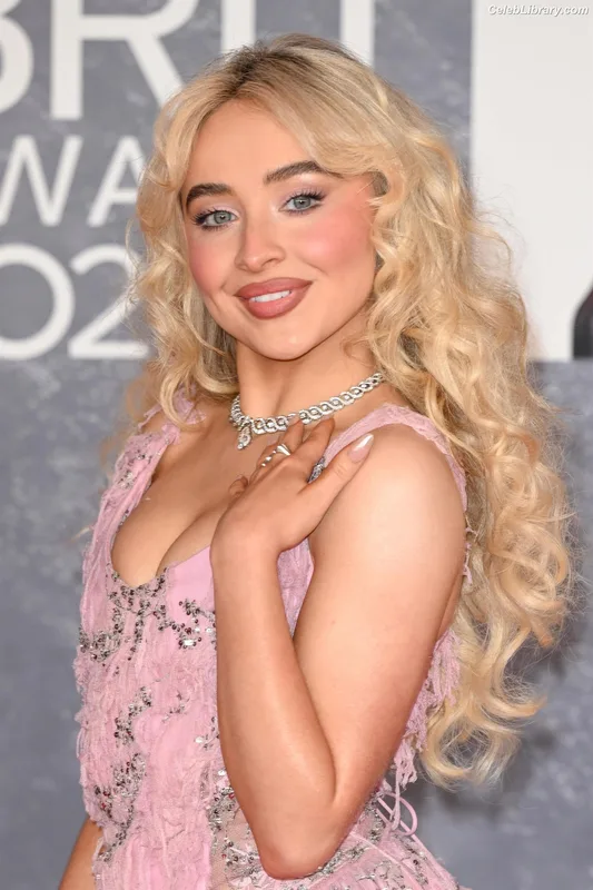Sabrina Carpenter photo 21 of 6403