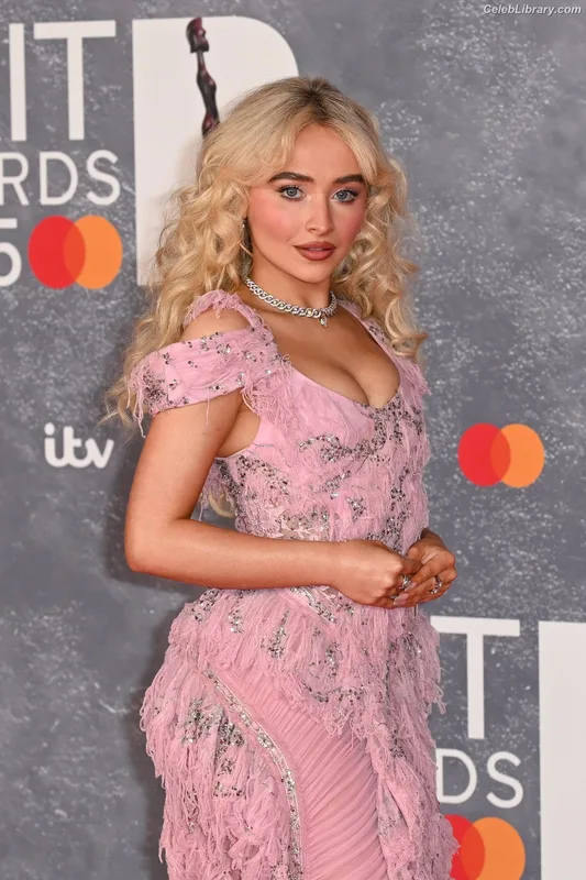 Sabrina Carpenter photo 9 of 6403