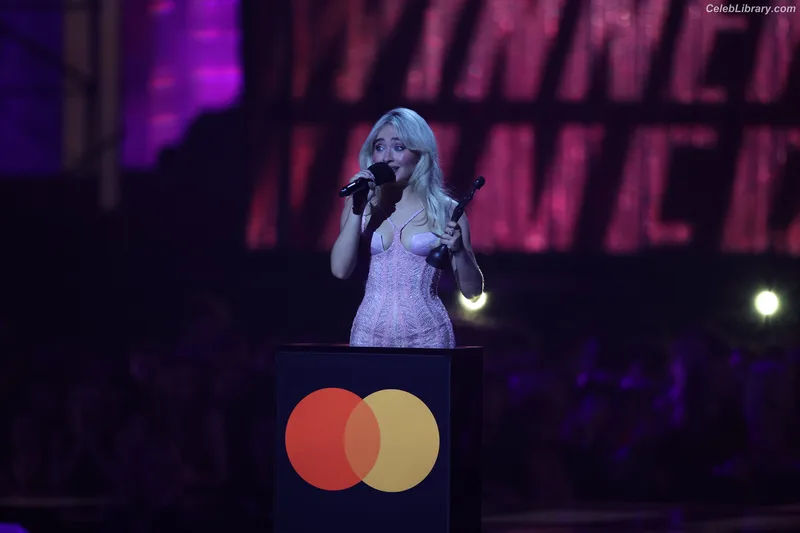 Sabrina Carpenter photo 22 of 6403