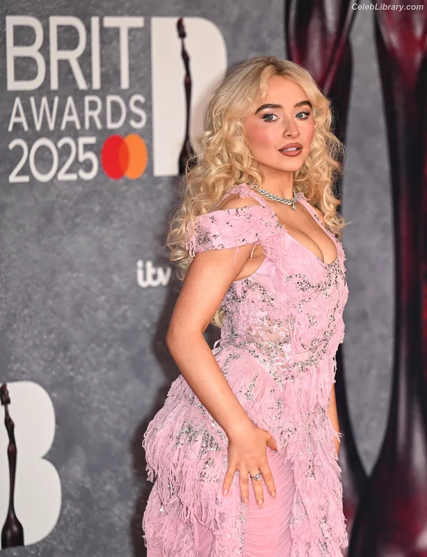 Sabrina Carpenter photo 22 of 6403