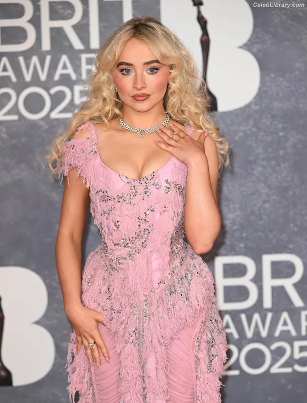Sabrina Carpenter photo 1 of 6403