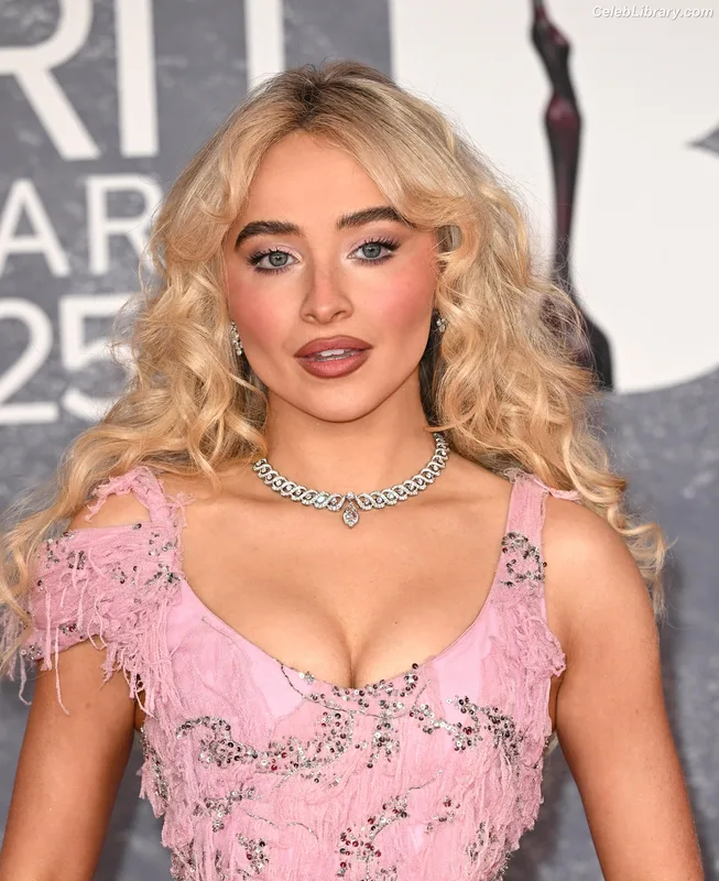 Sabrina Carpenter photo 2 of 6403