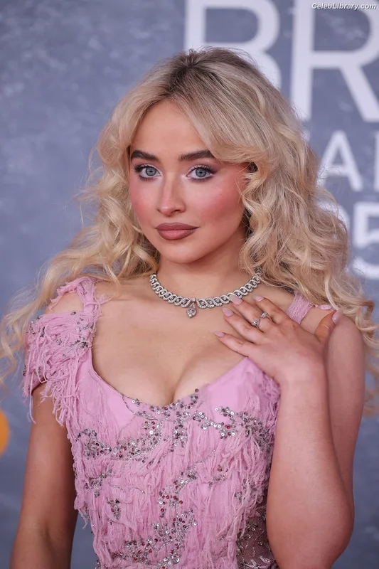 Sabrina Carpenter photo 2 of 6403