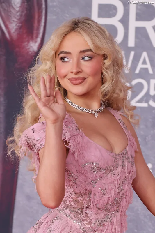 Sabrina Carpenter photo 3 of 6403