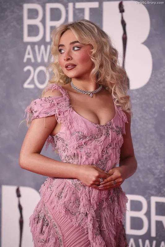 Sabrina Carpenter photo 8 of 6403