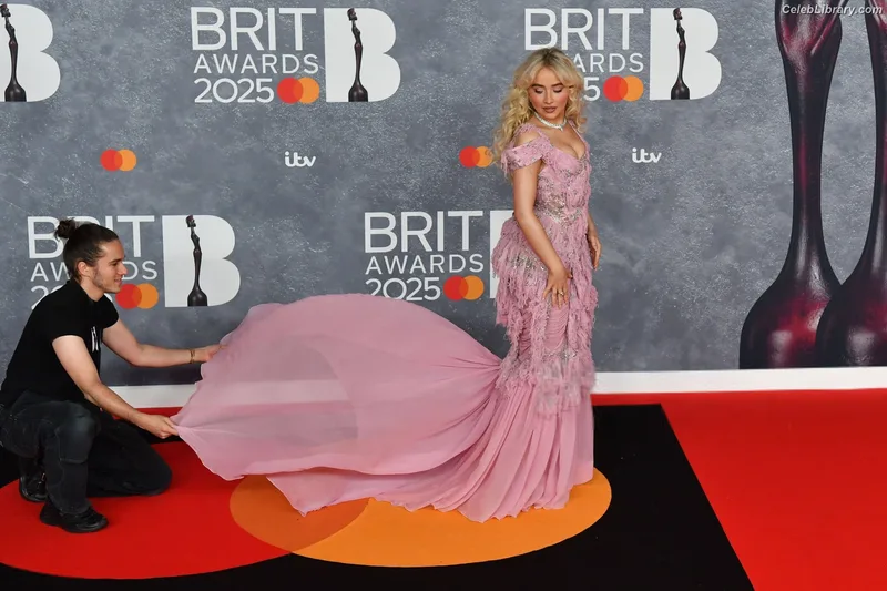 Sabrina Carpenter photo 16 of 6403