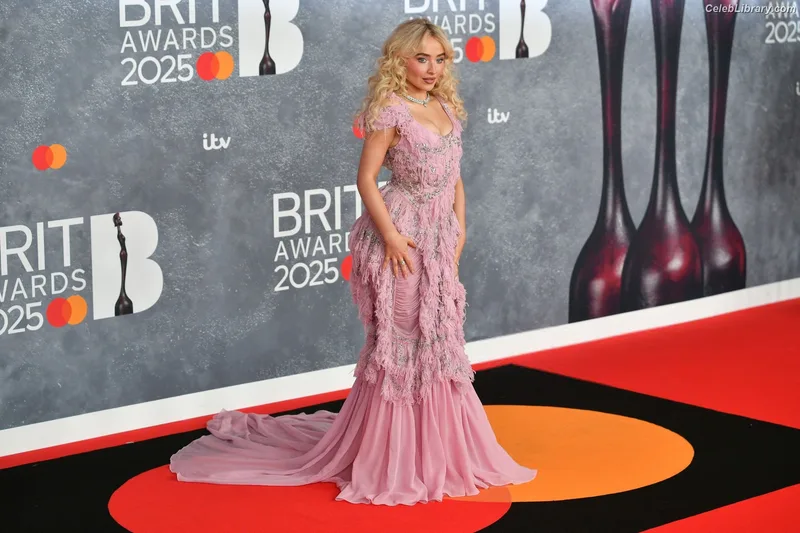 Sabrina Carpenter photo 10 of 6403