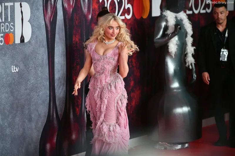Sabrina Carpenter photo 12 of 6403