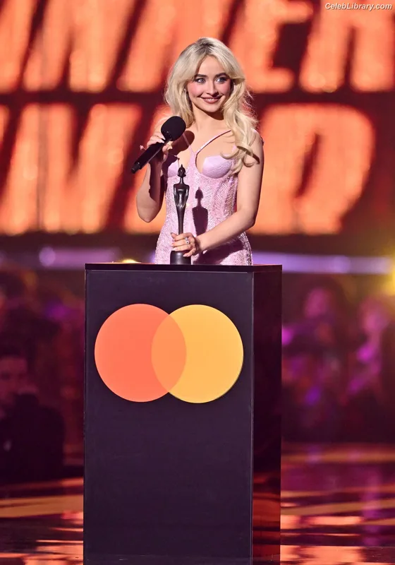 Sabrina Carpenter photo 20 of 6403