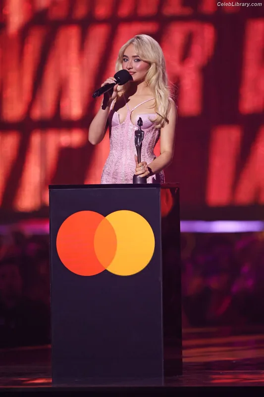Sabrina Carpenter photo 7 of 6403