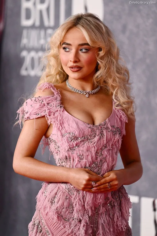 Sabrina Carpenter photo 9 of 6403