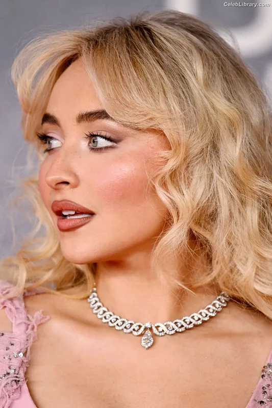 Sabrina Carpenter photo 2 of 6403