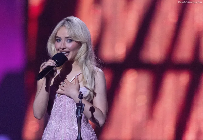 Sabrina Carpenter photo 2 of 6403