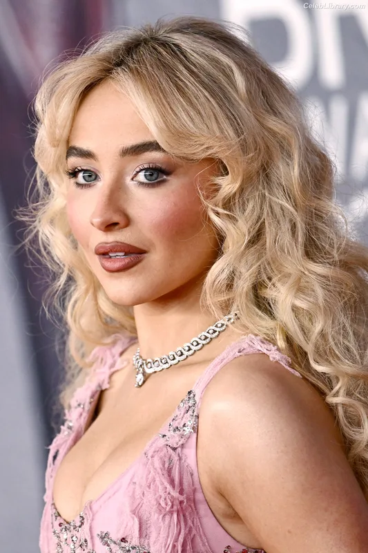 Sabrina Carpenter photo 1 of 6403