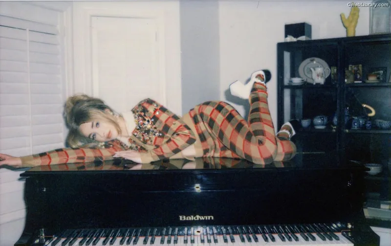 Sabrina Carpenter photo 18 of 6403