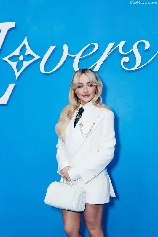 Sabrina Carpenter photo 12 of 6403