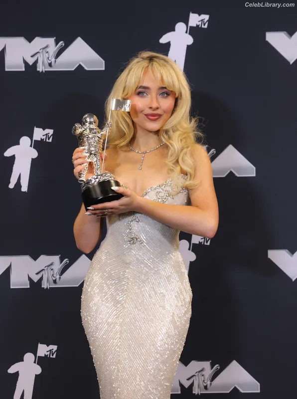 Sabrina Carpenter photo 11 of 6403