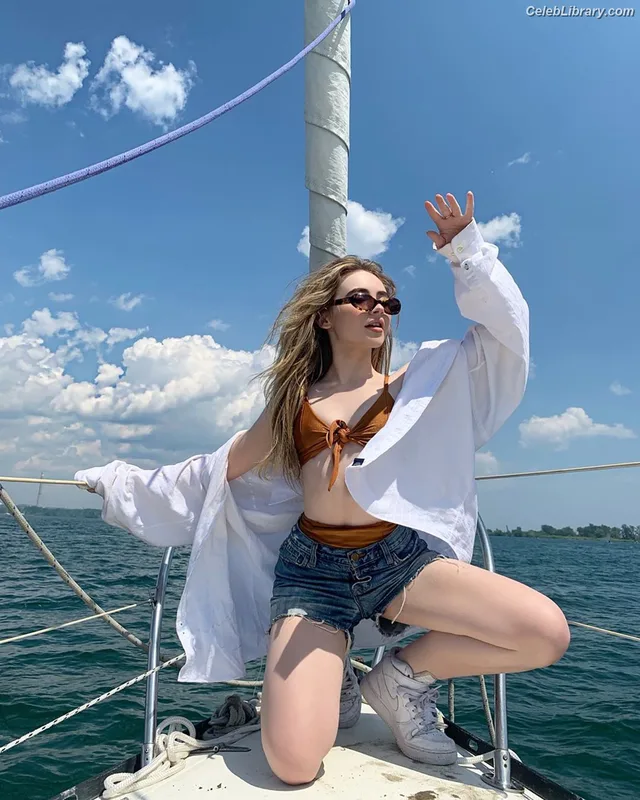 Sabrina Carpenter photo 12 of 6403