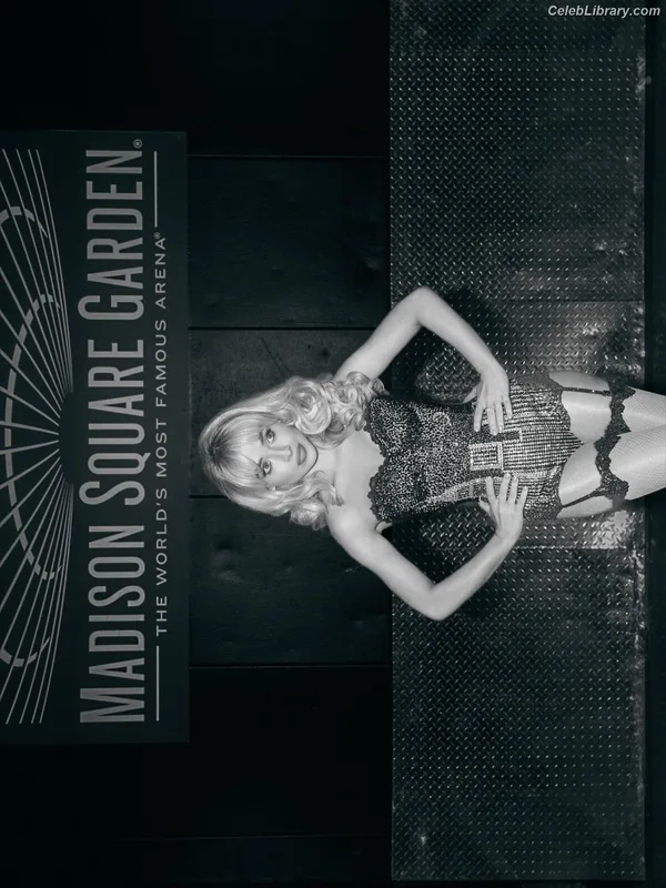 Sabrina Carpenter photo 7 of 6403