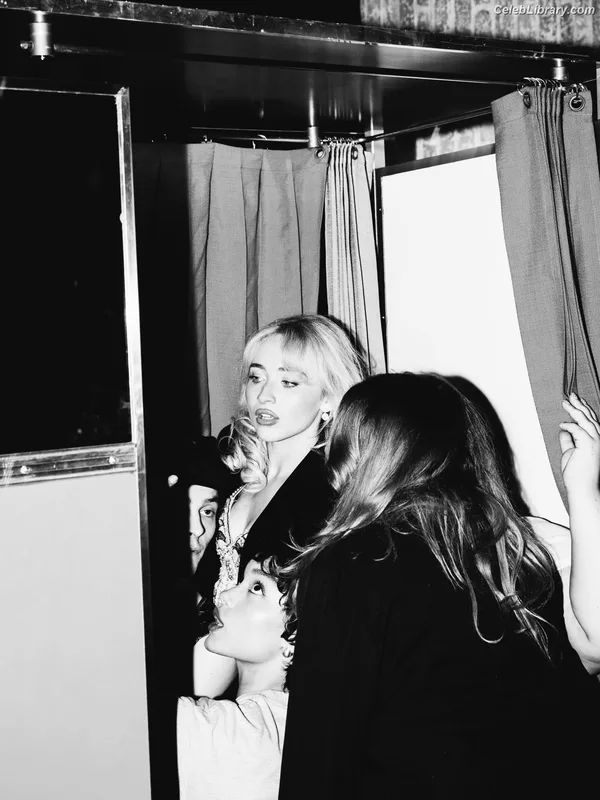 Sabrina Carpenter photo 1 of 6403