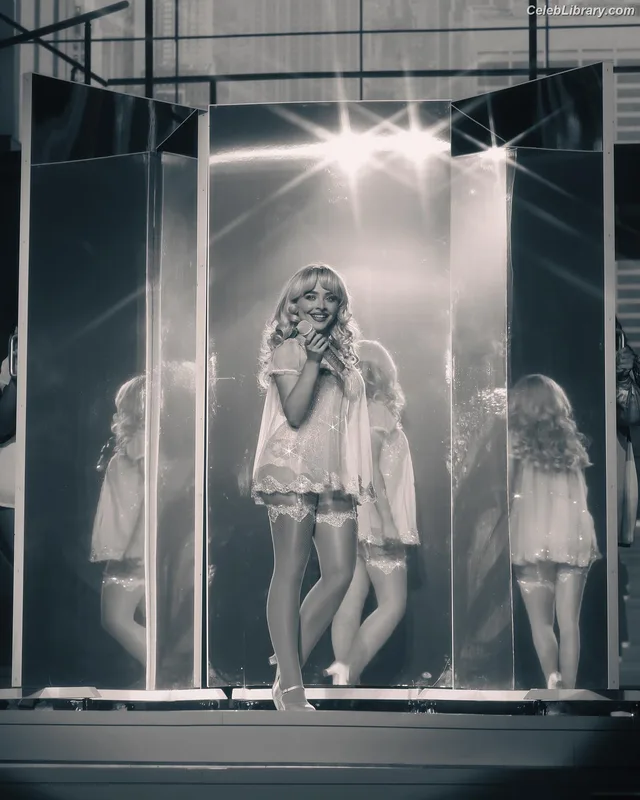 Sabrina Carpenter photo 22 of 6403