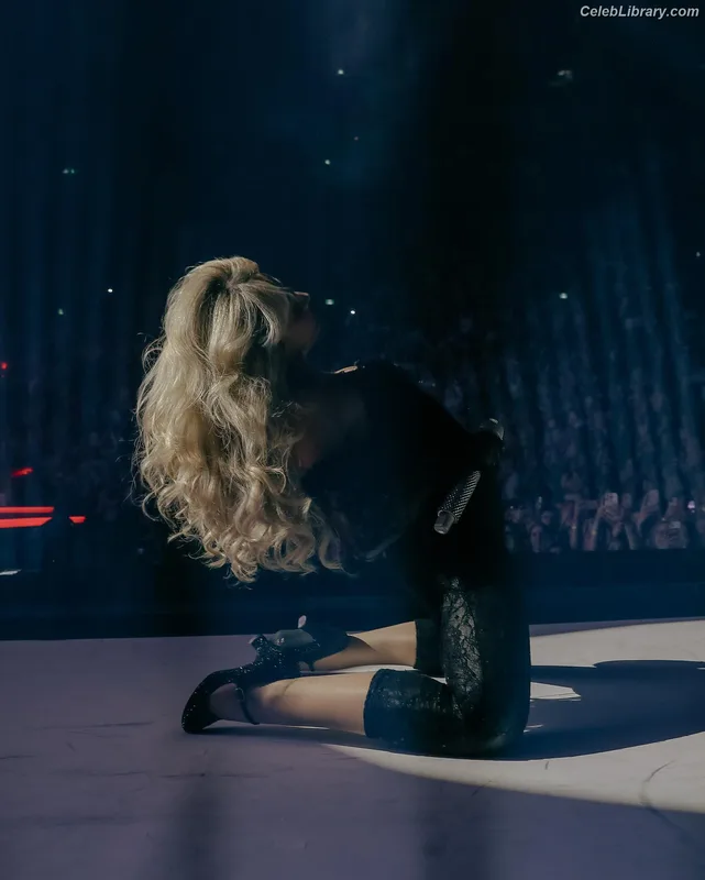 Sabrina Carpenter photo 4 of 6403
