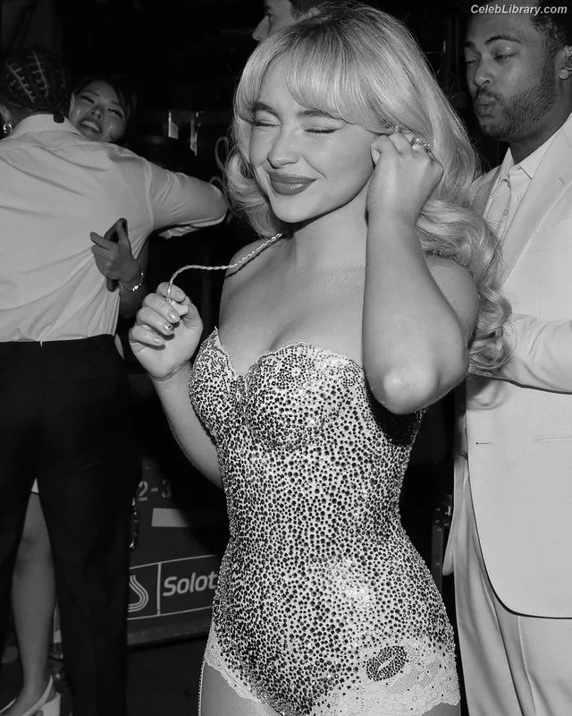 Sabrina Carpenter photo 9 of 6403