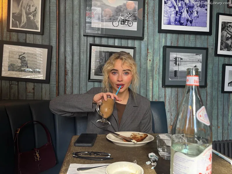 Sabrina Carpenter photo 12 of 6403