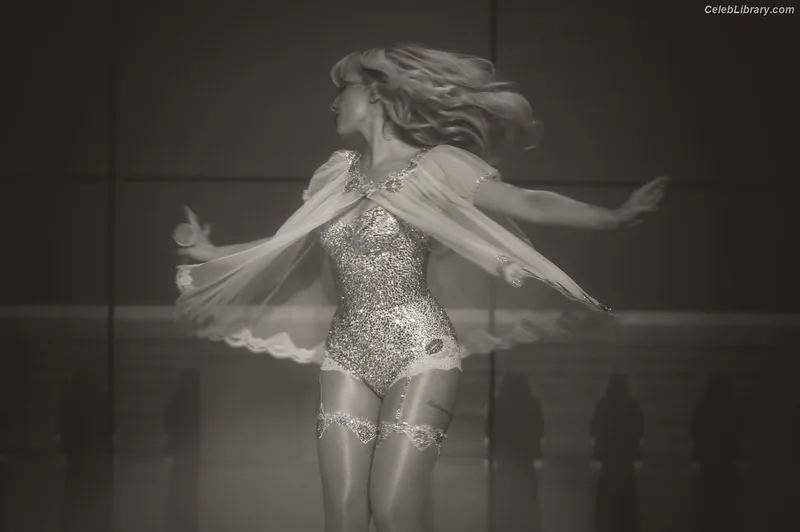 Sabrina Carpenter photo 2 of 6403